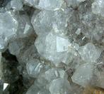 CW1288 Classico Analcien met Calciet Kristallen op matrix -, Verzamelen, Mineralen en Fossielen
