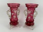 Vaas (2) - Een paar vazen van cranberryglas - Glas
