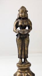 Beeld, oud standbeeld Lakshmi met olielamp - 20 cm - Brons, Antiek en Kunst