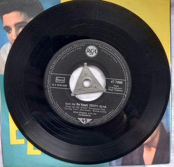 Elvis Presley - 15x Original singles collection presented in beschikbaar voor biedingen