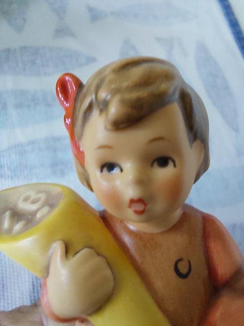 Goebel - Beeldje - Goebel Hummel beeldje meisje met, Antiek en Kunst, Curiosa en Brocante