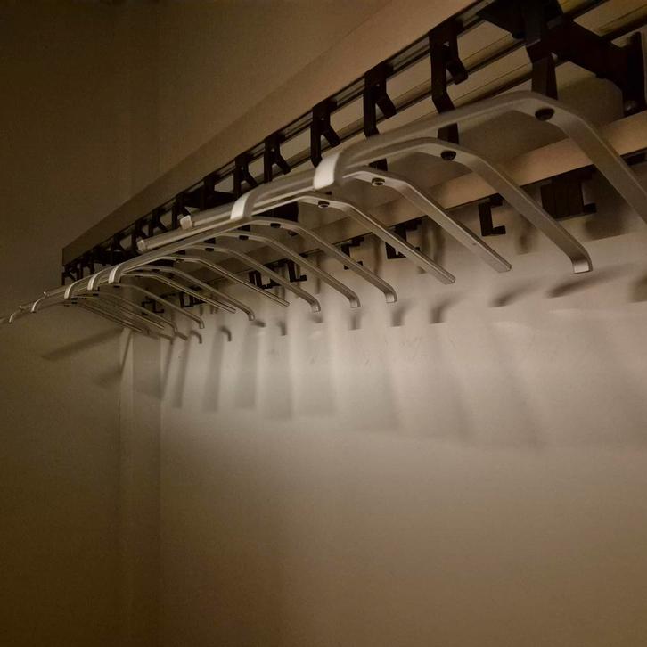 Mooie aluminium  wandkapstok 170 cm breed met kledinghangers, Huis en Inrichting, Woonaccessoires | Kapstokken, Ophalen of Verzenden