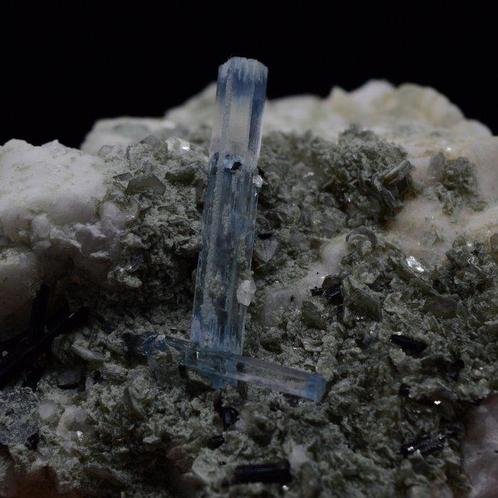 Zeldzame 178g inktblauwe aquamarijn met zwarte toermalijn en, Verzamelen, Mineralen en Fossielen