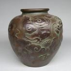 Vaas - Brons, Bronzen vaas met een draak die uit ruyu-wolken, Antiek en Kunst