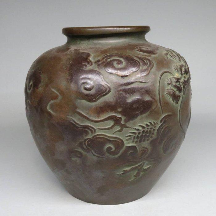 Vaas - Brons, Bronzen vaas met een draak die uit ruyu-wolken, Antiek en Kunst, Antiek | Overige Antiek