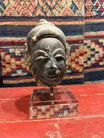 Hoofd van een Aziatische godheid in steen – Zuidoost-Azië –