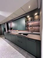 Nolte showroomkeuken– Softlack Black Green / Notenboom Cuba, Nieuw, Enkelwandige keuken, Hoogglans of Gelakt, Kunststof