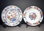 SET VAN 2 CHINESE IMARI VERGULDE BORDEN, KANGXI-PERIODE,