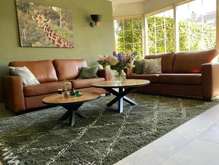 Set van 2 leren banken met houten poten - cognac leer, Huis en Inrichting, Banken | Bankstellen, Rechte bank, Nieuw, Leer, Ophalen of Verzenden