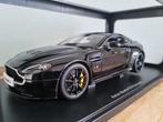 Autoart 1:18 - Modelauto - Aston Martin V12 Vantage S - Jet, Hobby en Vrije tijd, Modelauto's | 1:5 tot 1:12, Nieuw