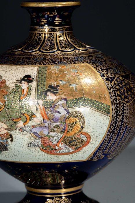 Vaas - Een Satsuma-vaas met kobaltblauwe ondergrond die, Antiek en Kunst, Antiek | Overige Antiek