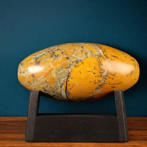 Shiva Lingam in dendritische opaal – symbool van verbinding, Verzamelen, Dierenverzamelingen