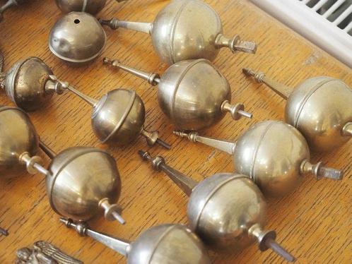 Zeer zware partij van honderd decoratieve onderdelen - Grand, Antiek en Kunst, Antiek | Klokken