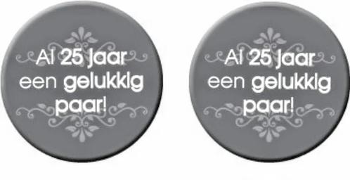 2 Buttons Al 25 Jaar een Gelukkig Paar, Hobby en Vrije tijd, Feestartikelen, Geboorte of Huwelijk, Nieuw, Versiering, Verzenden