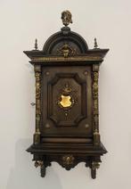 Kast - Hout, Verguld messing - hangend in antieke stijl, Antiek en Kunst