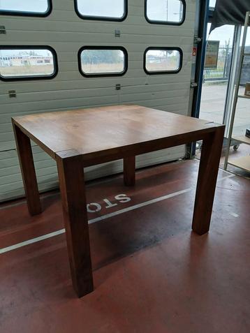 Ylifanti bartafel, massief hout, 140 x 140 x 107 cm beschikbaar voor biedingen