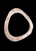 Sumerian Shell Bangle (Zonder minimumprijs), Antiek en Kunst