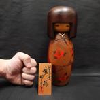 Kantsubaki  / Schattige Sosaku Kokeshi  /