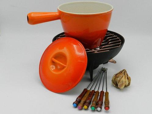 Van Le Creuset: Fonduestel, pan +deksel op komfoor + vorken, Antiek en Kunst, Antiek | Keukenbenodigdheden