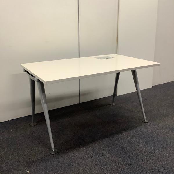 herman Miller design tafel / bureau met elektra 130x80 cm,, Huis en Inrichting, Tafelonderdelen, Gebruikt, Ophalen of Verzenden
