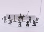 10 tinnen ongeverfde soldaatjes en een geweer #3690, Hobby en Vrije tijd, Modelbouw | Figuren en Diorama's, Ophalen of Verzenden