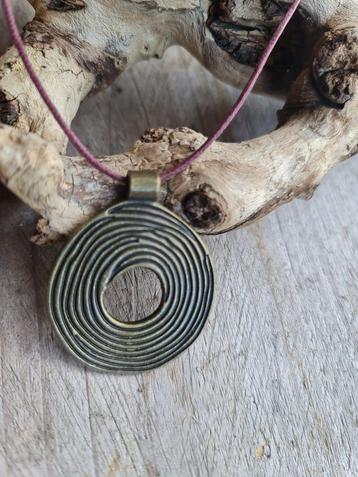 Handgemaakte boho ketting met stalen rond  in roest kleur - beschikbaar voor biedingen