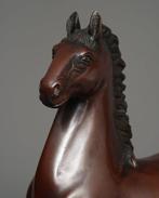 Okimono  van een paard  (uma) - Gepatineerd brons -