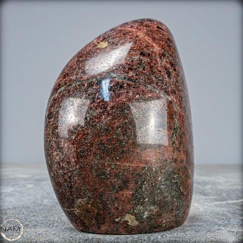 Zeldzame Eerste Kwaliteit Rode Granaat Vrije vorm- 813.37 g, Verzamelen, Mineralen en Fossielen