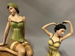 Beeldje - Polystone dames in lingerie, Antiek en Kunst