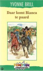 DAAR KOMT BIANCA TE PAARD 9789026117312 Yvonne Brill, Boeken, Verzenden, Gelezen, Yvonne Brill