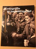 Fotografie in Bezettlingstijd - Propaganda en Illegaal, Verzamelen, Militaria | Tweede Wereldoorlog, Ophalen of Verzenden, Nederland