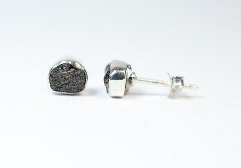 ruwe diamant / 2 oorstekers / nieuw- 1.4 g - (2), Verzamelen, Mineralen en Fossielen