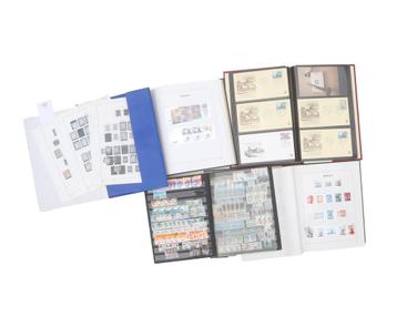 Vier albums en mapje postzegels, Koninkrijk der Nederlanden beschikbaar voor biedingen