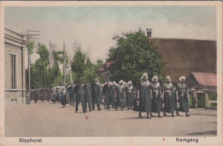 STAPHORST - Kerkgang, Verzamelen, Ansichtkaarten | Nederland