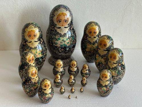 Beeldje - Exclusieve matroesjka poppen rijkelijk en, Antiek en Kunst, Antiek | Speelgoed