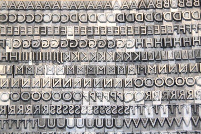 Drukblokken - een letterbak gevuld met een 18 punt alfabet, Antiek en Kunst, Antiek | Wandborden en Tegels
