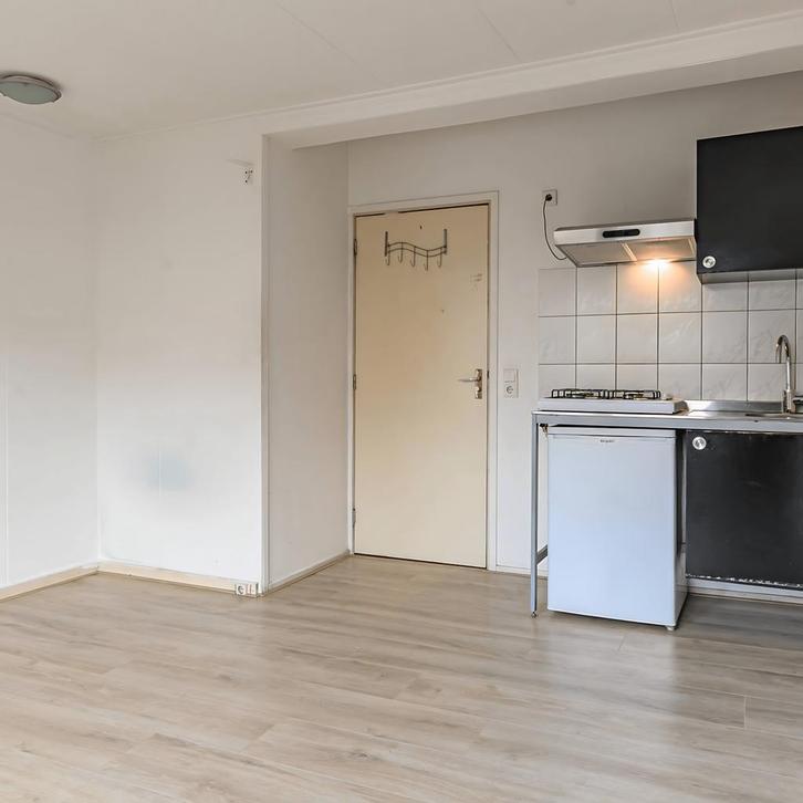 Gestoffeerde studio met eigen keuken en gedeelde badkamer, Huizen en Kamers, Kamers te huur, Minder dan 20 m², Overige regio's