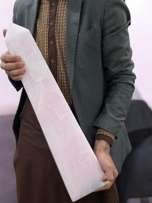 “17 KG Roze Mangano Calciet Toren – Natuurlijk & UV-Reactief, Verzamelen, Mineralen en Fossielen