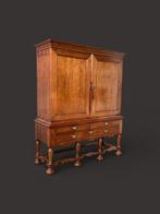 Kast op een standaard - Dutch Colonial, kruisvoetkabinet,