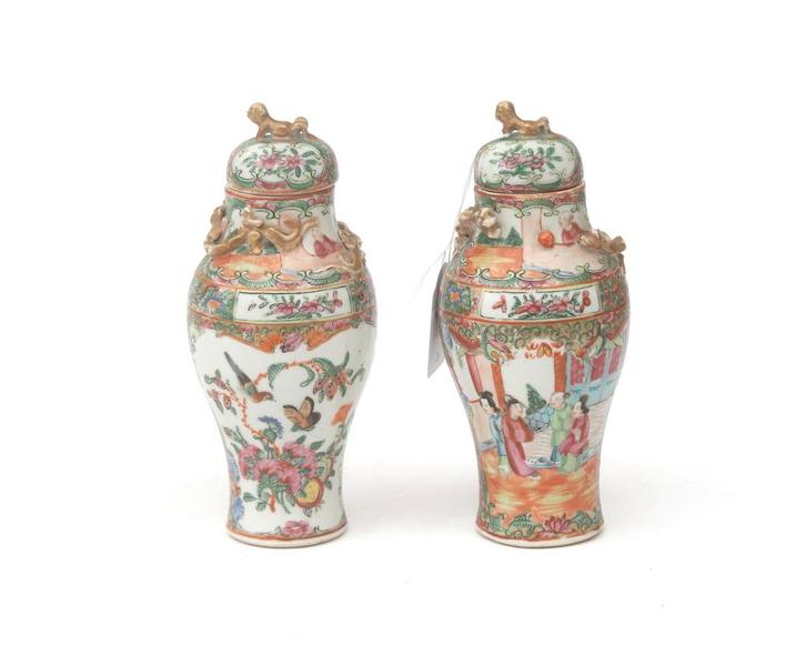 Twee porseleinen Kanton dekselvazen, China, 19e eeuw, Antiek en Kunst, Kunst | Niet-Westerse kunst