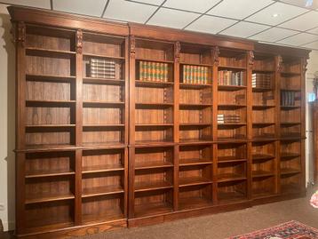 Grote Engelse boekenkast komt uit grachtenpand in Amsterdam beschikbaar voor biedingen