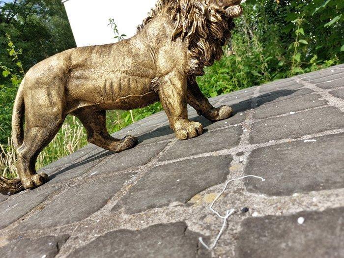Beeld, Beeld, 60 cm long statue of golden bronze lion - 32, Antiek en Kunst, Curiosa en Brocante