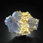 Kubusvormige paarse fluoriet met calciet uit China, Verzamelen, Mineralen en Fossielen