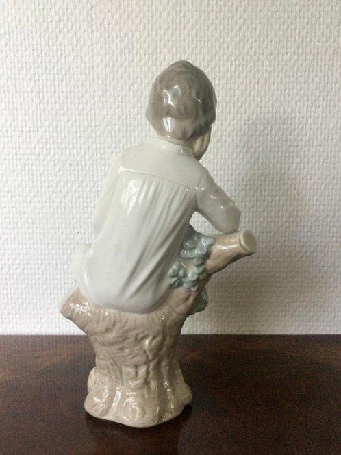 Lladró - Beeldje - Standing boy and Child sitting on a tree, Antiek en Kunst, Antiek | Glas en Kristal