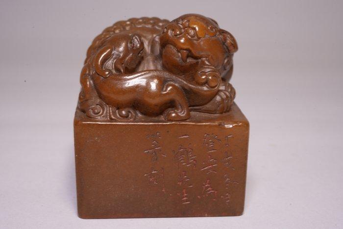 20e eeuwse gele zachte stenen zegel – zonder veilingreserve, Antiek en Kunst, Antiek | Overige Antiek