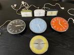 Vier Wandklokken en drie tafelklokken met wekkerfunctie -