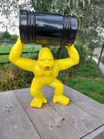 Beeld, garden statue 64 cm high gorilla with barrel - 64 cm, Antiek en Kunst