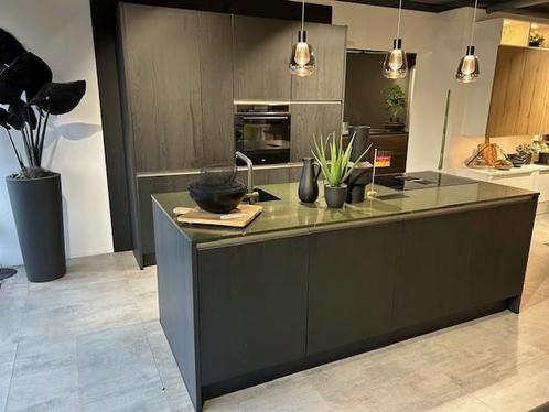 MeKitchen Showroom Keuken Eiken Nero, greepl. compleet!, Huis en Inrichting, Keuken | Complete keukens, Composiet, Met kookeiland