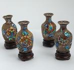 Set van vier vazen in cloisonné op filigraan van, Antiek en Kunst