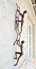 Beeldje - People climbing a ladder - 72cm - Brons, Antiek en Kunst
